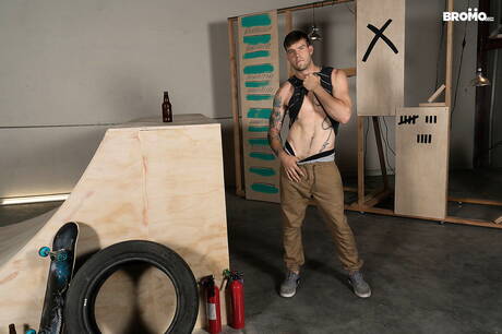 Die netten amerikanischen Muskelprotze Buck Richards und Otter Jeff Powers ficken nach dem Blowjob in den Arsch