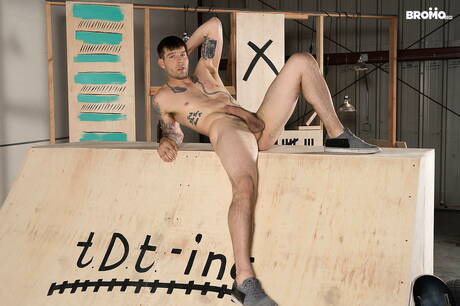 Die netten amerikanischen Muskelprotze Buck Richards und Otter Jeff Powers ficken nach dem Blowjob in den Arsch