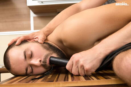 Drago Lembeck et le dur à cuire américain Martin Dajnar se sucent et se baisent en extérieur