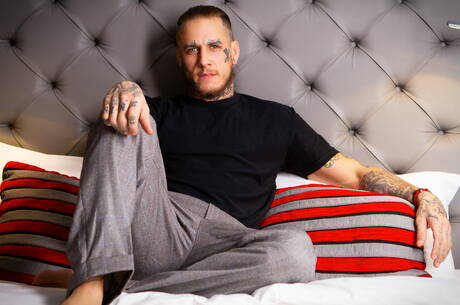 Der kanadische Muskelprotz Bo Sinn und der harte Kerl San Bass ficken in den Arsch, nachdem sie Schwänze gelutscht haben