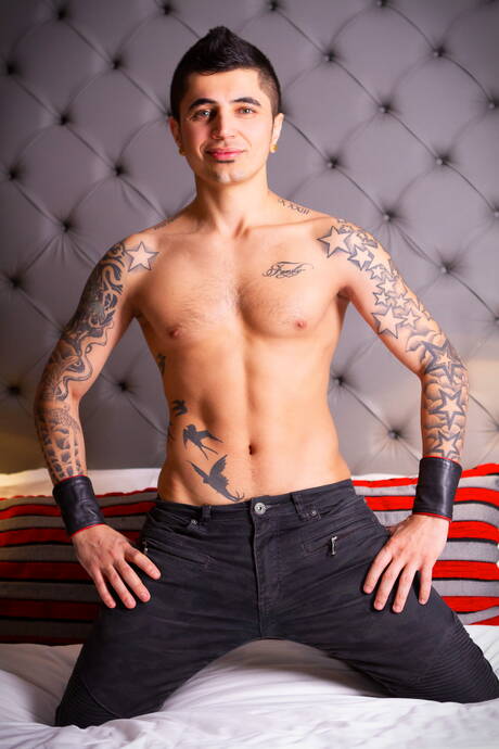 加拿大肌肉男 Bo Sinn 和硬漢 San Bass 吸吮雞巴後操屁股