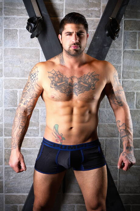 Der kanadische Bodybuilder Ryan Bones und der heiße kanadische Twink Sean Peek ficken nach dem Saugen in den Arsch