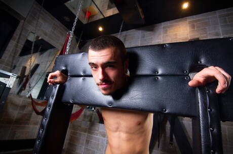 Der kanadische Bodybuilder Ryan Bones und der heiße kanadische Twink Sean Peek ficken nach dem Saugen in den Arsch