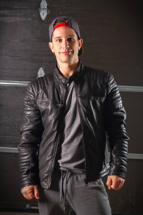 Dobrze zbudowany Kanadyjczyk Bo Sinn i kanadyjski husky Pierre Fitch w gorącej akcji ruchania w tyłek