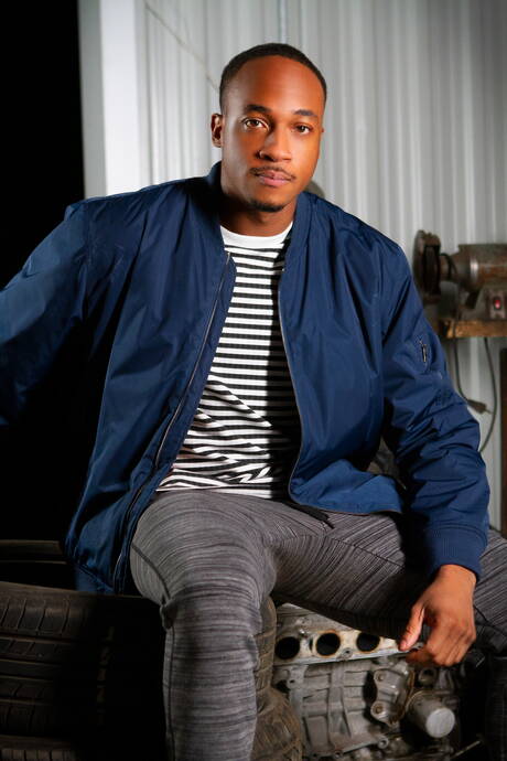 加拿大帥哥 Bo Sinn 和黑人帥哥 Trent King 在跨種族吸吮後操弄屁股