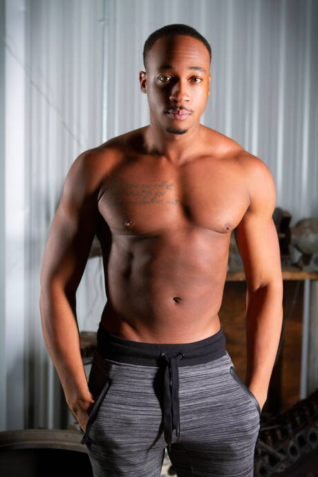 加拿大帥哥 Bo Sinn 和黑人帥哥 Trent King 在跨種族吸吮後操弄屁股