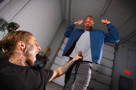 加拿大帥哥 Bo Sinn 和黑人帥哥 Trent King 在跨種族吸吮後操弄屁股