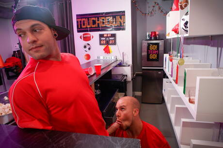 Due tizi americani, il muscoloso Eli Hunter e il bel ragazzo Eddie Danger, fanno del buon sesso