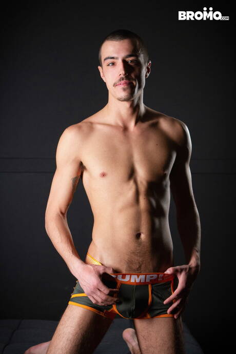 Der kanadische Muskelprotz Bo Sinn und der schöne kanadische Junge Sean Peek haben heißen Sex