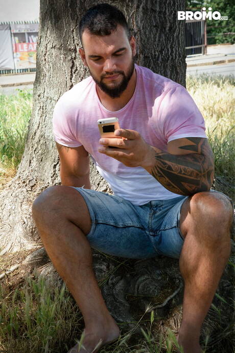 ミスコ・シナクとチェコの強豪イヴォ・ケルクが屋外でフィストファックしながらアナルセックスをする