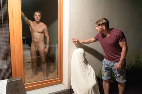 Due ragazzi cechi sexy, il bel ragazzo Robbie Kasl e il muscoloso Ondra Welik, si succhiano e si scopano a vicenda