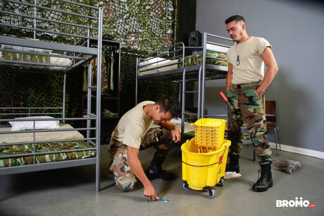 El galán latino Cesar Xes y John Rene se chupan y se follan mutuamente