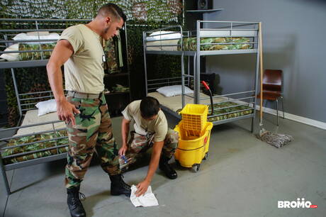 El galán latino Cesar Xes y John Rene se chupan y se follan mutuamente