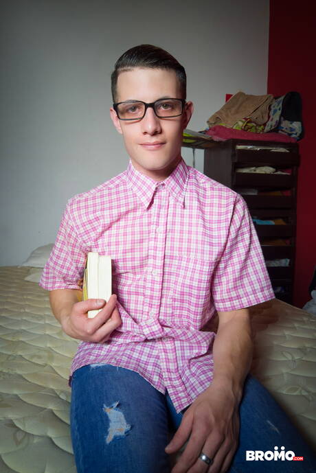 German hunk Alexander Gustavo and american hot twink Mikey Junior have a hot couple scene