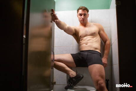 加拿大壯漢Bo Sinn和英國肌肉男Michael Boston在浴缸裡激情做愛