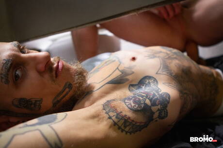 加拿大壯漢Bo Sinn和英國肌肉男Michael Boston在浴缸裡激情做愛