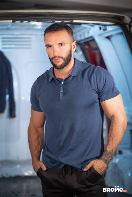 English strong bull Nick North and spanish bear Donato Reyes fuck after blowjob outside