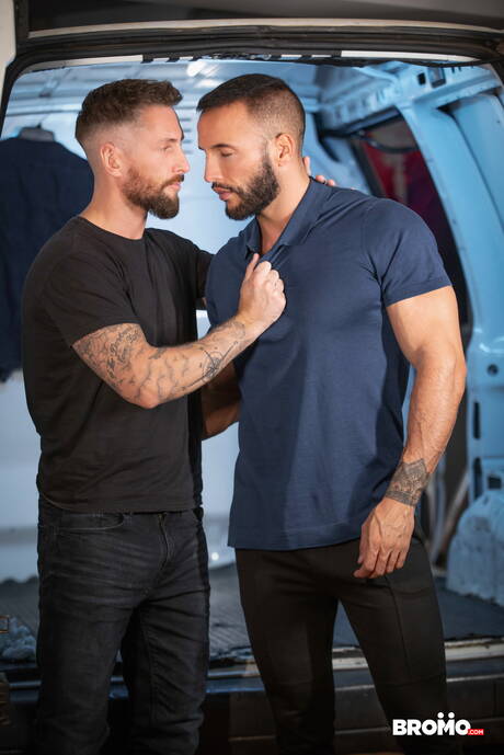 English strong bull Nick North and spanish bear Donato Reyes fuck after blowjob outside