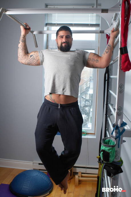 Der kanadische Bulle Ryan Bones und der englische Otter Drew Dixon lutschen und ficken sich gegenseitig