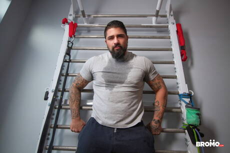 Der kanadische Bulle Ryan Bones und der englische Otter Drew Dixon lutschen und ficken sich gegenseitig