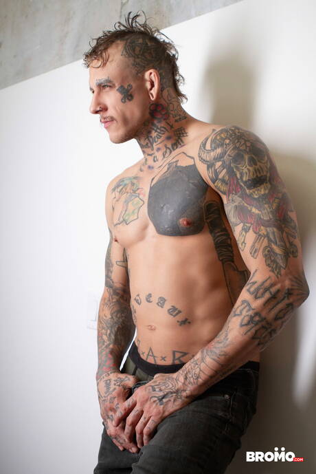 Canadian hunk Bo Sinn and american pretty boy Daniel Hausser in hot ass fuck action