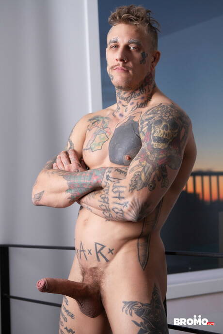 Canadian hunk Bo Sinn and american pretty boy Daniel Hausser in hot ass fuck action