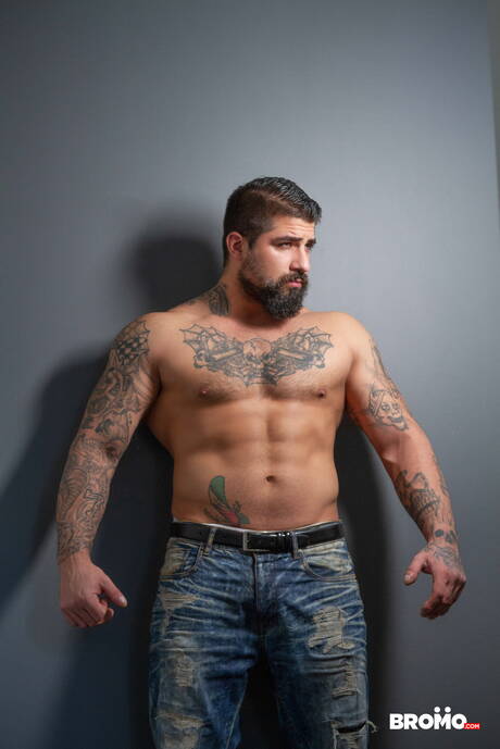 Der kanadische Bulle Ryan Bones und der amerikanische Junge Daniel Hausser ficken nach dem Blowjob in den Arsch