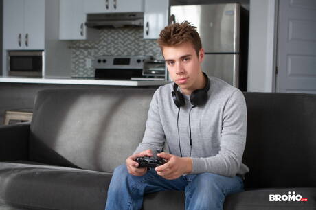 Le minet américain Adam Awbride et le beau gosse Tegan Reigns baisent le cul après une fellation