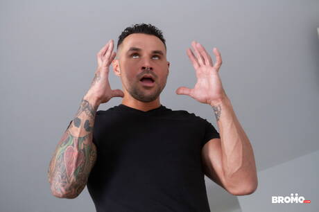 Le minet américain Adam Awbride et le beau gosse Tegan Reigns baisent le cul après une fellation