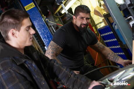 カナダの雄牛ライアン・ボーンズとロシアの若いレフ・イヴァンコフがフェラチオの後にアナルファック