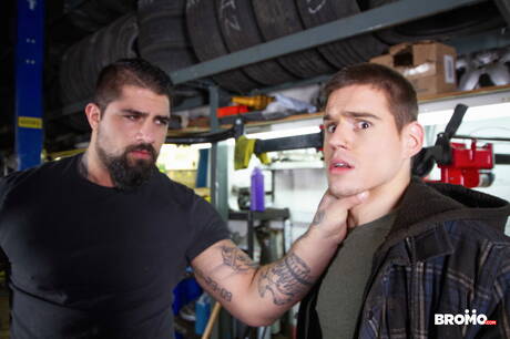 カナダの雄牛ライアン・ボーンズとロシアの若いレフ・イヴァンコフがフェラチオの後にアナルファック