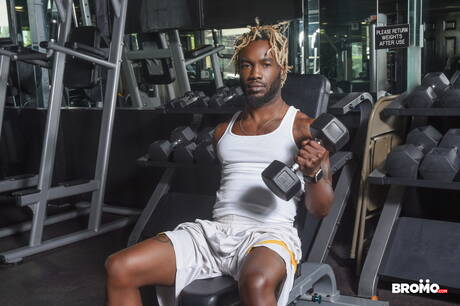 Der sexy Kumpel Phoenix und der heiße Kumpel Sleepy Reed lutschen und vögeln sich gegenseitig unter der Dusche