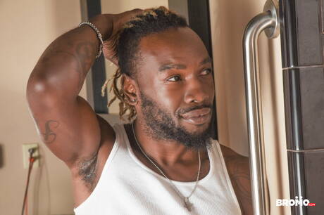 Der sexy Kumpel Phoenix und der heiße Kumpel Sleepy Reed lutschen und vögeln sich gegenseitig unter der Dusche