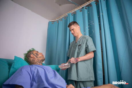 Le musclé canadien Bo Sinn et le minet russe Lev Ivankov ont des relations sexuelles anales