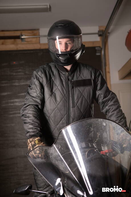 Der kanadische Bulle Ryan Bones und der kanadische Schönling Thyle Knoxx in einer heißen Homosexuellenszene