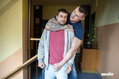 Os musculosos tchecos Rudy Valentino e Ondra Matej se chupando e transando