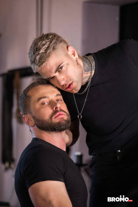 Engelse sterke man Mickey Taylor en Noorse knappe Tyler Berg hebben anale seks