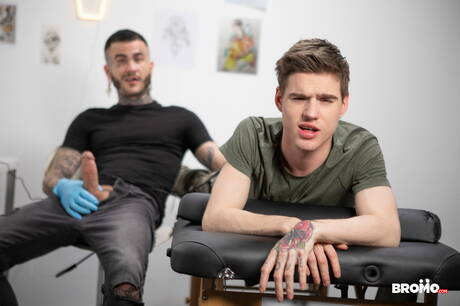 El guapo ruso Lev Ivankov y Fly Tatem tienen sexo anal caliente con fisting