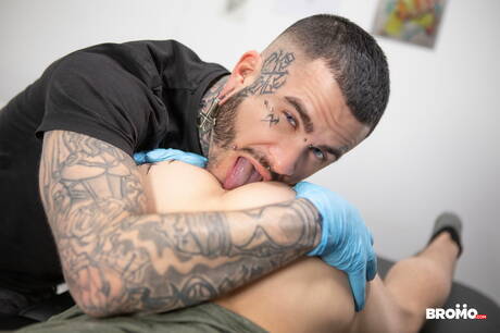 El guapo ruso Lev Ivankov y Fly Tatem tienen sexo anal caliente con fisting