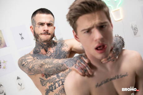 El guapo ruso Lev Ivankov y Fly Tatem tienen sexo anal caliente con fisting