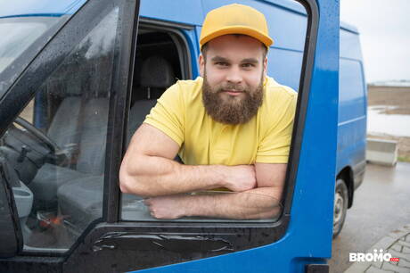 Hete Tsjechische bodybuilder Ivo Kerk en beer John Barber in hete homoseksuele scène buiten