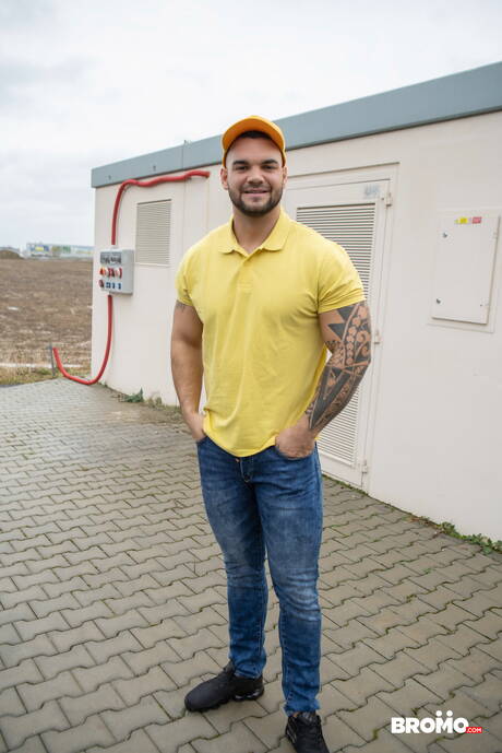 ホットなチェコのボーイズボディビルダー、イヴォ・カークとベア・ジョン・バーバーが屋外で熱い同性愛シーンを披露