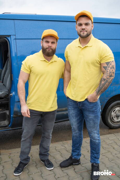 El culturista checo Ivo Kerk y el oso John Barber en una escena homosexual caliente al aire libre