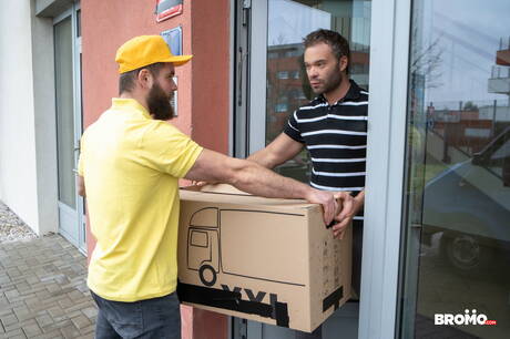 El culturista checo Ivo Kerk y el oso John Barber en una escena homosexual caliente al aire libre