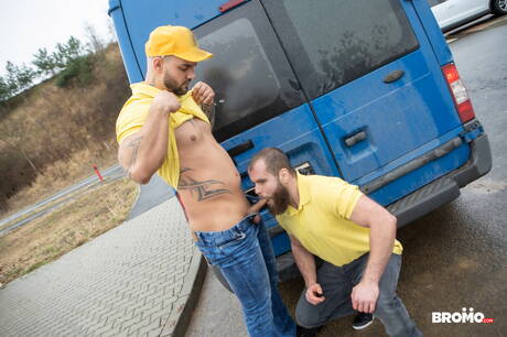 El culturista checo Ivo Kerk y el oso John Barber en una escena homosexual caliente al aire libre