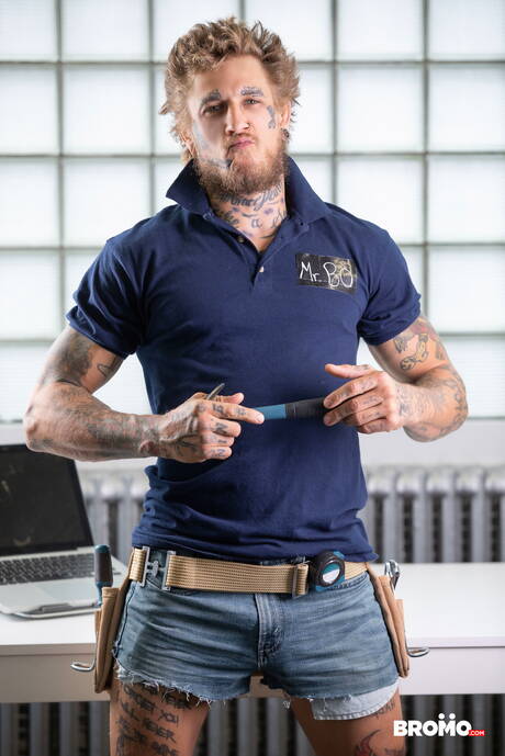 Bromo: Canadian beefcake Bo Sinn and ebony tough guy Trent King in interracial bang