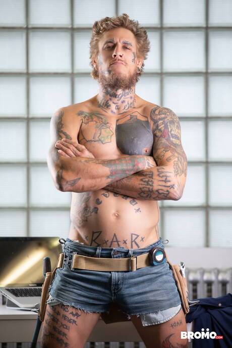 Canadian beefcake Bo Sinn and ebony tough guy Trent King in interracial bang