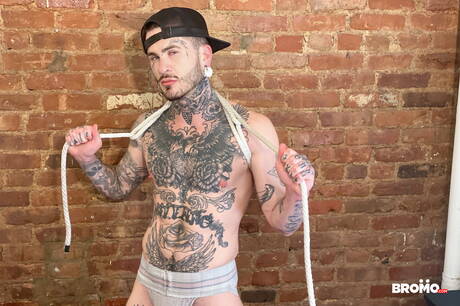 Tatem, el musculoso Fly, y Dick Deamon, el galán, en una escena homosexual apasionada