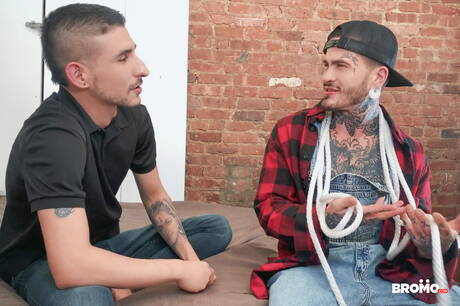 Der muskulöse Fly Tatem und der Muskelprotz Dick Deamon in einer heißen Homosexuellenszene