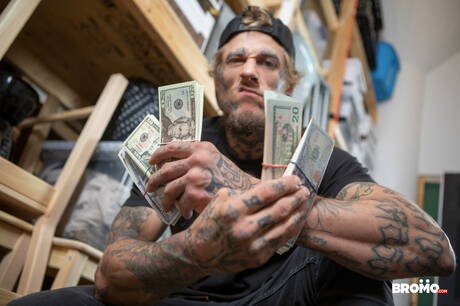 加拿大大力士 Bo Sinn 和加拿大辣妹 Markus Kage 在吸吮雞巴後操屁股